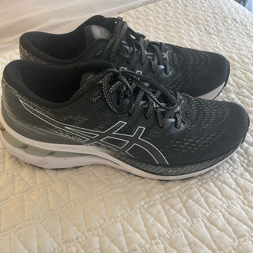 Women’s ASICS Gel Kayano 28 - Black/White Women’s Size 10.